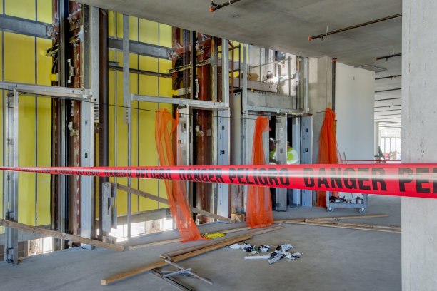 用安全胶带安装电梯图片下载