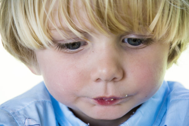 可爱的金发男孩图片下载