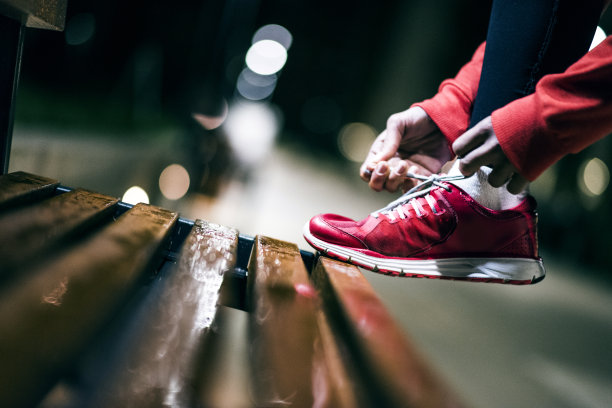 女运动员系她的运动鞋素材图片