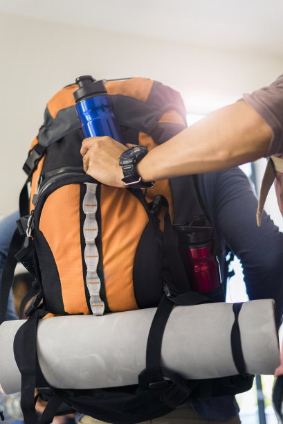 在家里帮助男人打包的朋友图片下载