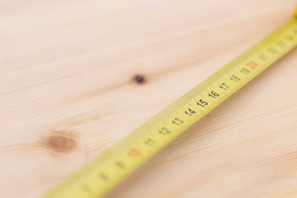 卷尺测量木制品15图片下载