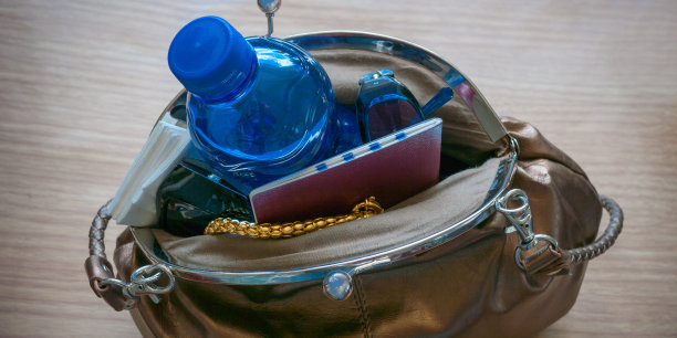 小时尚袋在木桌上与必需品图片下载