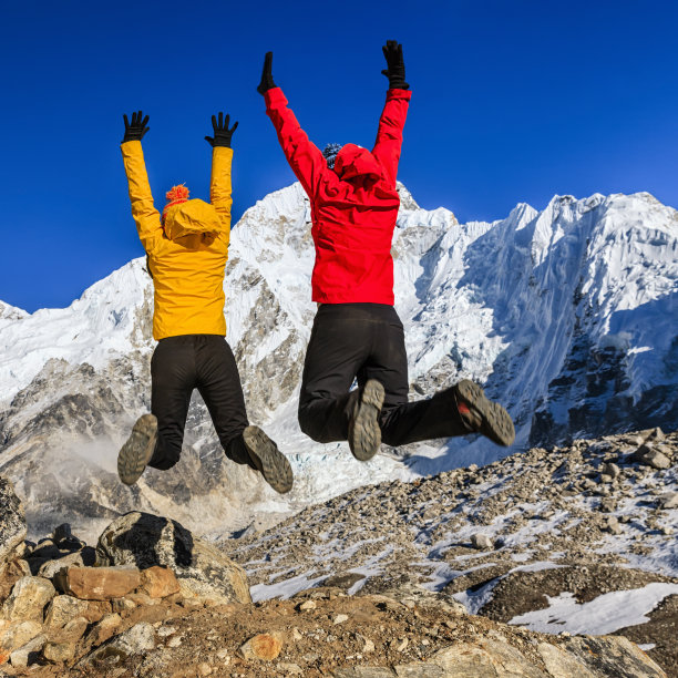 年轻女性在“珠峰大本营之路”指示牌旁跳来跳去图片下载