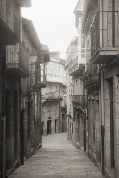 西班牙加利西亚，欧伦塞，里巴达维亚的狭窄街道。黑色和白色。图片下载