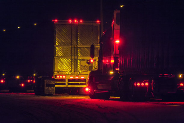 冬夜明亮的灯休息停止停半挂车卡车图片下载