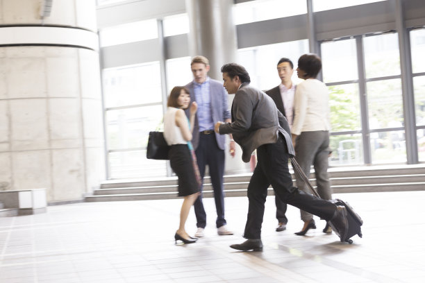 看看他，他要赶不上飞机了图片下载