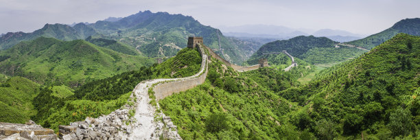 中国长城的瞭望塔在山顶上行进素材图片