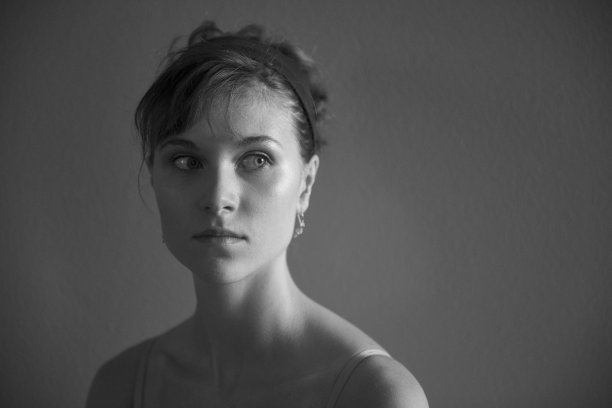 黑白相间的漂亮年轻芭蕾舞者的肖像图片下载