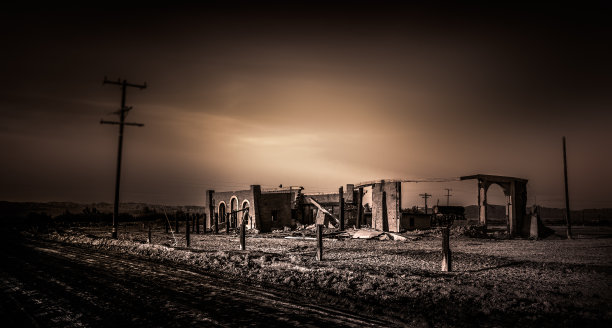 沙漠中被遗弃的财产图片下载