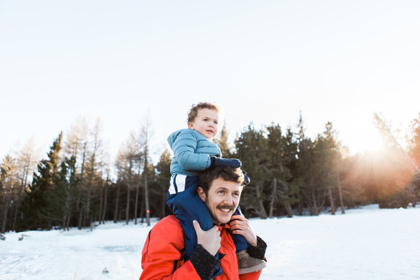 父亲把儿子扛在肩上图片下载