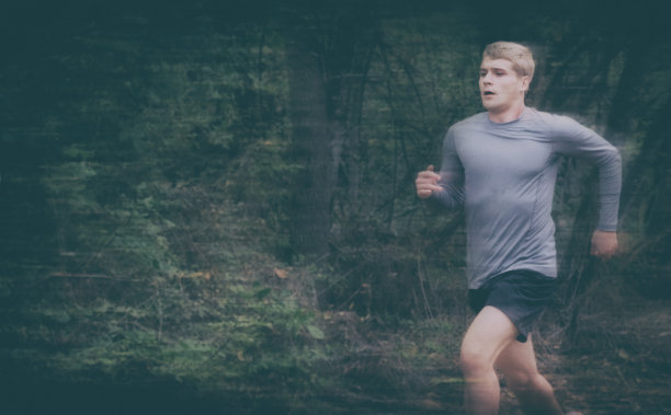 黑暗穆迪日跑步者训练图片下载