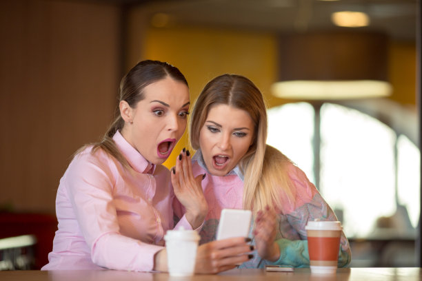 女性朋友在咖啡馆边喝咖啡边聊天。图片下载