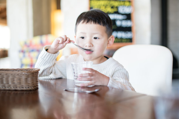 小男孩在餐馆吃饭图片下载