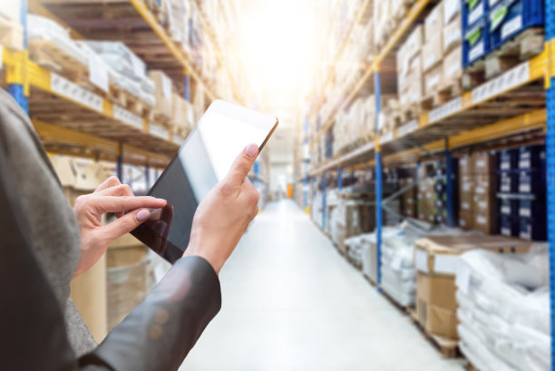 平板电脑和现代仓库的经理图片下载