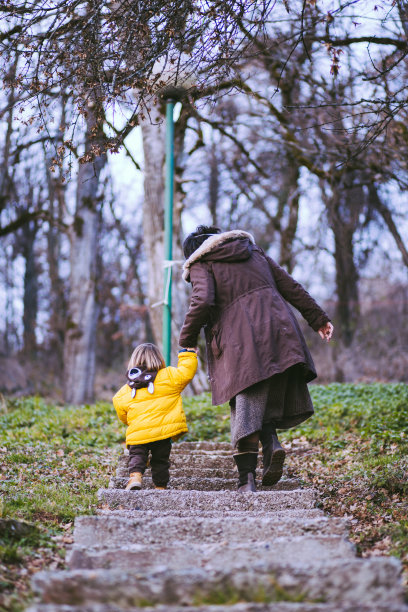 母亲和儿子在公园散步图片下载