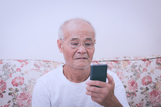一个老人在用手机图片下载