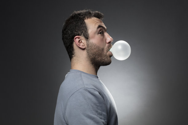 那家伙在吹泡泡图片下载