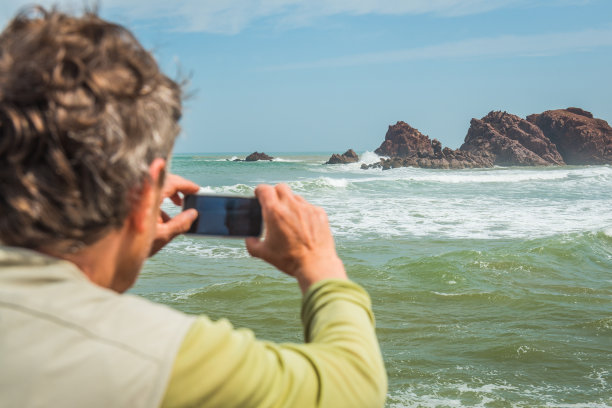 年长高加索游客在大西洋海岸自拍，Legzira, Sidi Ifni，摩洛哥，北非图片下载