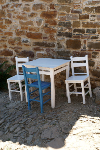 椅子和桌子在街上图片下载