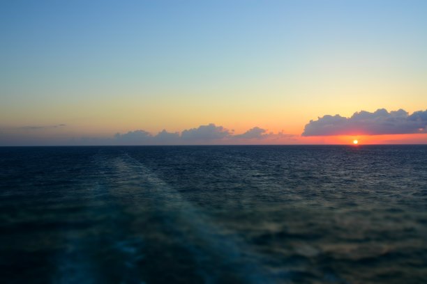 日落时的水迹图片下载