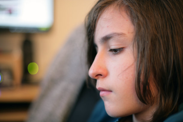 无聊的十几岁的男孩图片下载