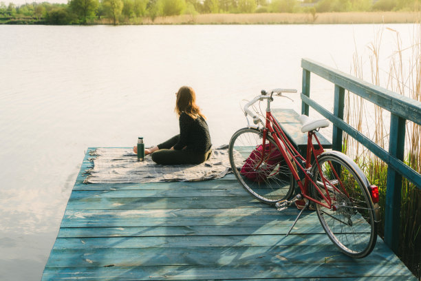 女人在湖边野餐图片下载