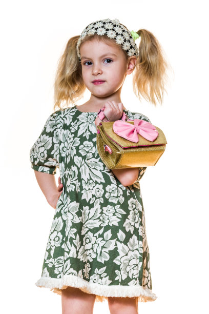 一个穿着手提包，做鬼脸的女孩的肖像图片下载