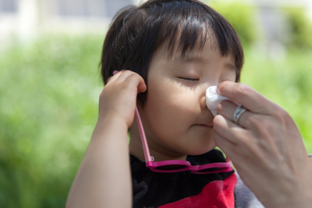 戴着太阳镜的小女孩图片下载