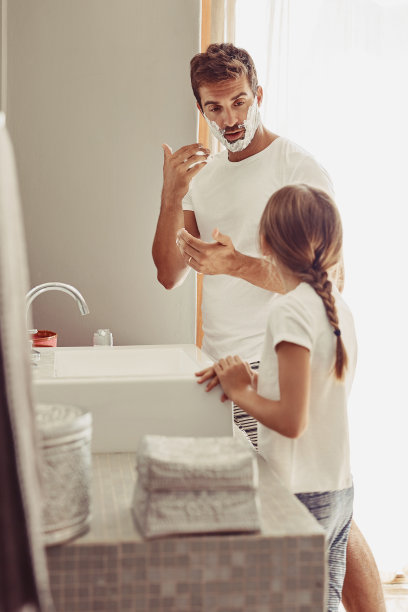 我什么时候可以开始刮胡子，爸爸?图片下载