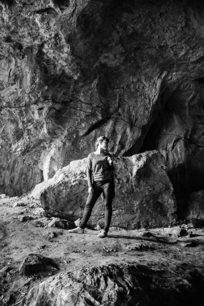 一个背包女在山洞里图片下载