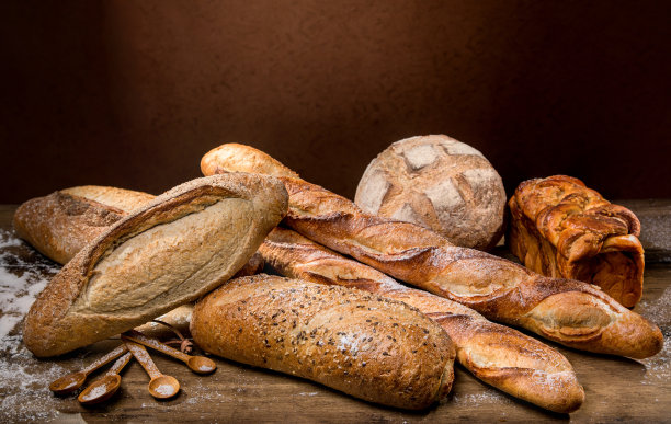 木桌上的新鲜出炉的面包素材图片