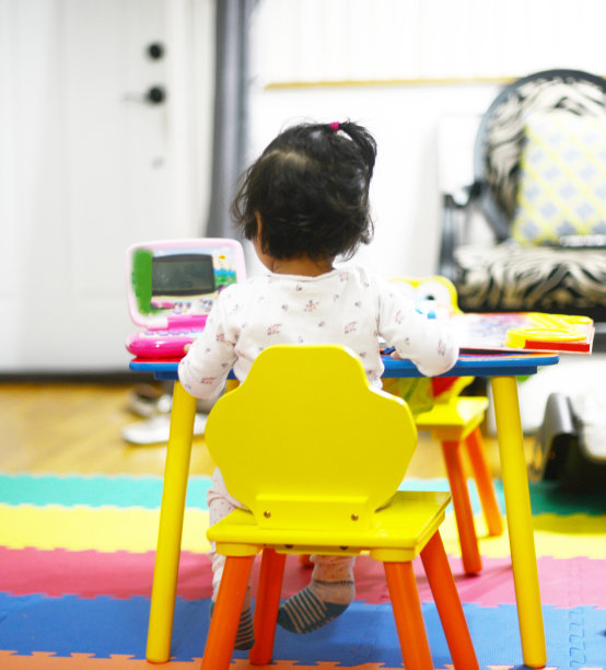 小女孩读图片下载