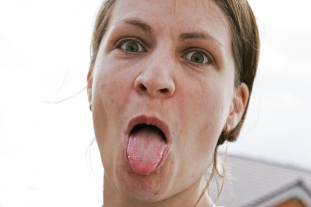 一个张开舌头的年轻女子的肖像图片下载