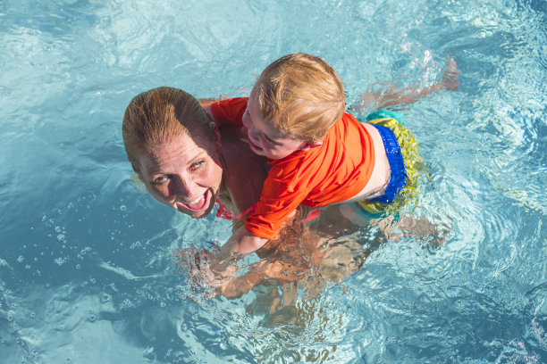 游泳池的乐趣图片下载
