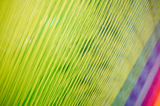 织布机上的几缕彩色纱线图片下载