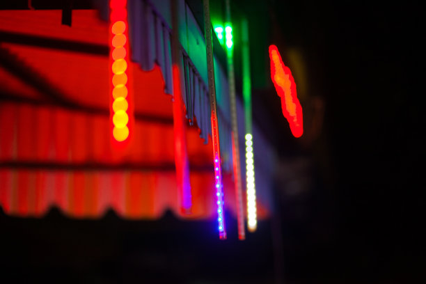 曼谷的一家酒吧外闪烁着霓虹灯图片下载