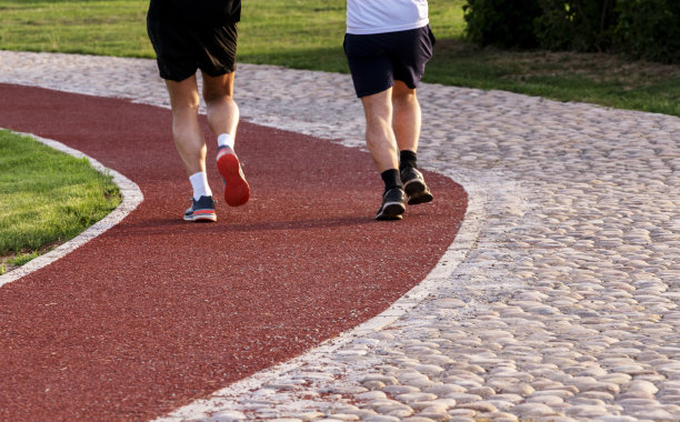 人们在城市公园的绿道上跑步图片下载