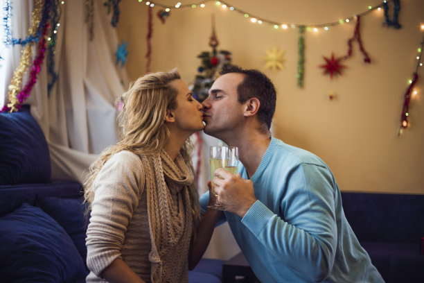 年轻甜蜜的情侣在庆祝仪式上接吻素材图片