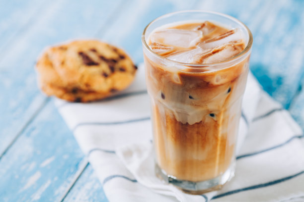 木桌上放着冰拿铁素材图片