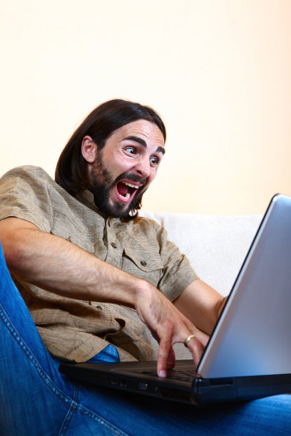 愤怒的人拿着笔记本电脑图片下载