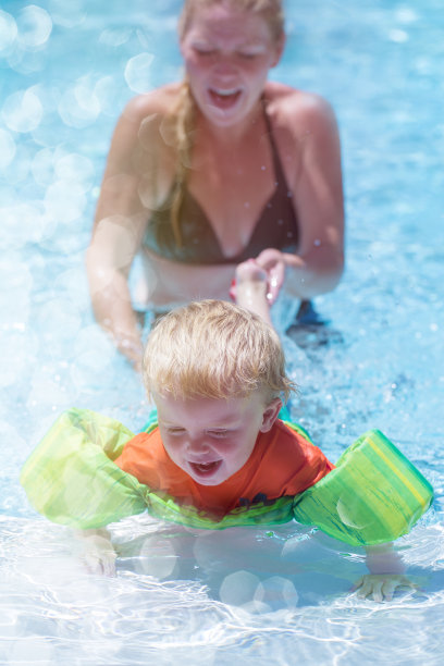 蹒跚学步的孩子在学游泳图片下载