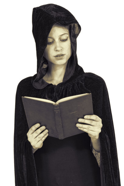 蒙面寡妇在黑袍阅读书交叉加工图片下载
