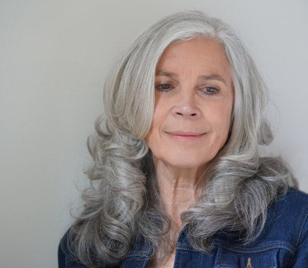 年长的女人，有一头灰色的长发图片下载