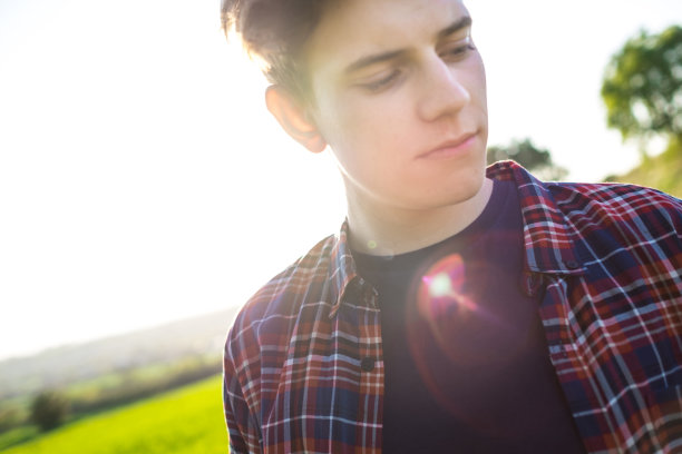 阳光下的沉思少年图片下载