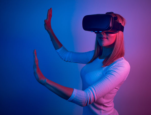 女性在多色房间测试虚拟现实模拟器图片下载