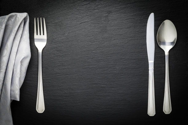 银器和餐巾直接拍摄在黑暗的背景图片下载