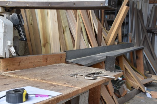 木匠铺里的一张桌子图片下载