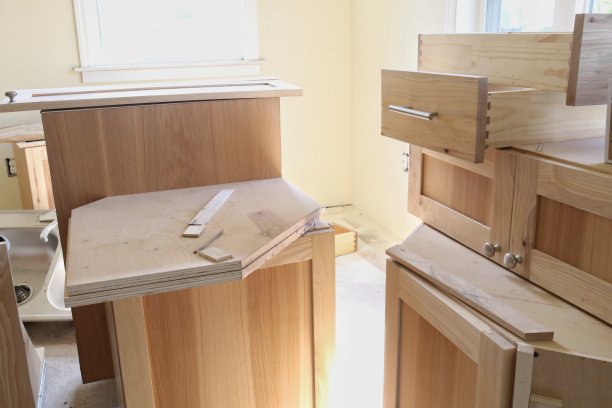 家庭建筑拆卸木制厨房橱柜材料图片下载