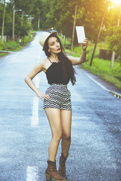 路上有个女人拿着药片图片下载