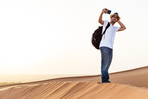 青少年在阿拉伯沙丘游览时自拍图片下载